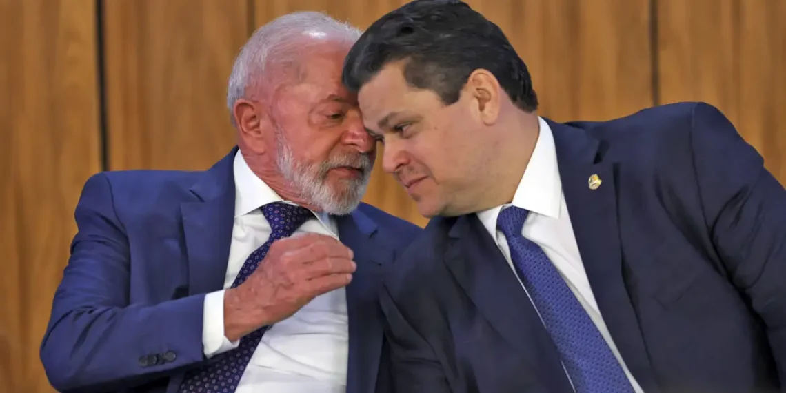 O presidente Luiz Inácio Lula da Silva assinou MP que cria linha de crédito de R$ 30 bilhões para empresas afetadas pelo “tarifaço” de 50% dos EUA. Lula afirma que o Congresso deve aprovar rapidamente a medida para beneficiar os prejudicados.