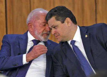 O presidente Luiz Inácio Lula da Silva assinou MP que cria linha de crédito de R$ 30 bilhões para empresas afetadas pelo “tarifaço” de 50% dos EUA. Lula afirma que o Congresso deve aprovar rapidamente a medida para beneficiar os prejudicados.