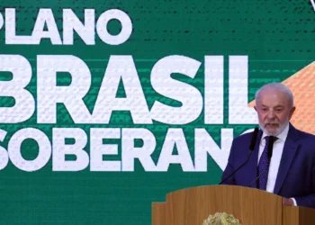 O presidente Luiz Inácio Lula da Silva reforçou que a soberania do Brasil é intocável e anunciou esforços para abrir novos mercados internacionais diante do aumento das tarifas dos Estados Unidos sobre produtos brasileiros.