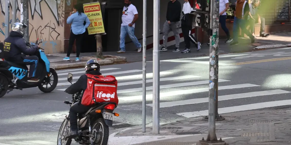 Ministro Gilmar Mendes esclarece que decisão sobre pejotização não abrange motoristas e entregadores de aplicativos, tema será avaliado em outro processo do STF.