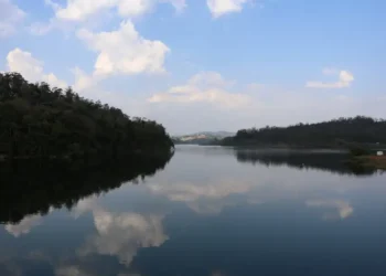 Sabesp inicia redução da pressão da água em SP entre 21h e 5h. Ação preventiva busca preservar reservatórios diante da estiagem e baixo nível hídrico.