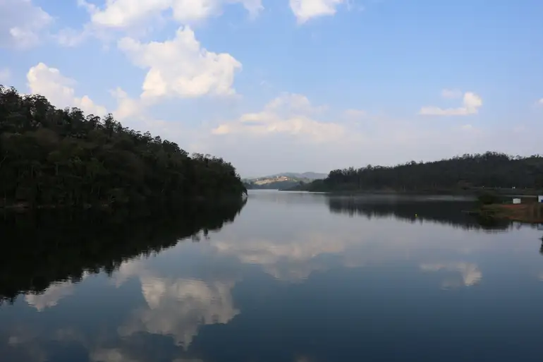Sabesp inicia redução da pressão da água em SP entre 21h e 5h. Ação preventiva busca preservar reservatórios diante da estiagem e baixo nível hídrico.
