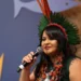 A Flip 2025 destaca vozes femininas indígenas e da Amazônia com mesas, palestras e debates que celebram a oralidade, resistência e produção literária independente de autoras como Sony Ferseck e Aliã Wamiri Guajajara.