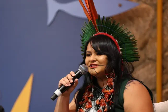 A Flip 2025 destaca vozes femininas indígenas e da Amazônia com mesas, palestras e debates que celebram a oralidade, resistência e produção literária independente de autoras como Sony Ferseck e Aliã Wamiri Guajajara.