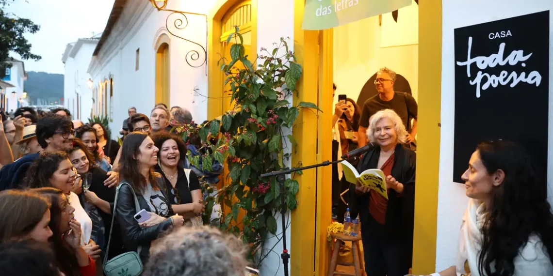 Flip 2025 atrai 34 mil pessoas e homenageia Paulo Leminski. Filhas do poeta, Alice Ruiz e Arnaldo Antunes participaram da celebração literária.
