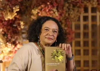 O Fliparacatu 2025 homenageia Ana Maria Gonçalves, primeira mulher negra eleita para a Academia Brasileira de Letras, e o escritor português Valter Hugo Mãe. Festival traz mais de 60 autores em debates, lançamentos e oficinas em Minas Gerais.