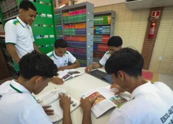 O MEC começou a pagar a sexta parcela do programa Pé-de-Meia 2025. Mais de 3,4 milhões de alunos do ensino médio público receberão até R$ 200, conforme calendário da Caixa.