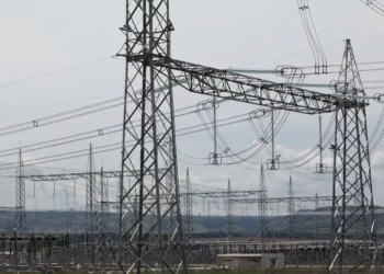 A Hitachi Energy começou a construir uma nova fábrica de transformadores elétricos em Pindamonhangaba (SP). O projeto, parte de um investimento de US$ 200 milhões, deve gerar 450 empregos diretos e fortalecer a expansão da energia renovável e de data centers no Brasil.