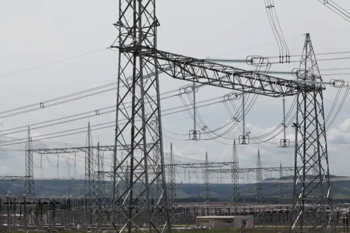 A Hitachi Energy começou a construir uma nova fábrica de transformadores elétricos em Pindamonhangaba (SP). O projeto, parte de um investimento de US$ 200 milhões, deve gerar 450 empregos diretos e fortalecer a expansão da energia renovável e de data centers no Brasil.