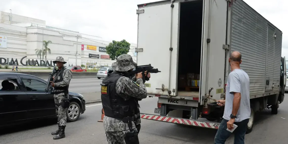 Roubo de cargas no Brasil aumentou 24,8% em 2025, segundo relatório do setor. Portaria da ANTT vai suspender registro de transportadoras sem seguros, reforçando fiscalização e segurança nas estradas.