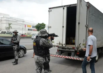 Roubo de cargas no Brasil aumentou 24,8% em 2025, segundo relatório do setor. Portaria da ANTT vai suspender registro de transportadoras sem seguros, reforçando fiscalização e segurança nas estradas.