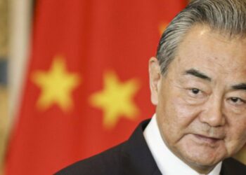 China declara apoio ao Brasil contra tarifas dos EUA, defende soberania nacional e fortalece parceria no Brics. Conversa entre Wang Yi e Celso Amorim reafirma aliança estratégica.
