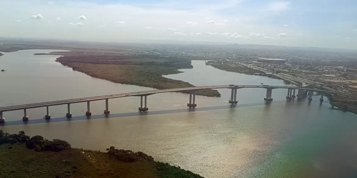 Previsão do tempo indica fortes ventos, temporais isolados e risco de alagamentos no Rio Grande do Sul e regiões do Sul do Brasil. Defesa Civil e Inmet emitem alertas.