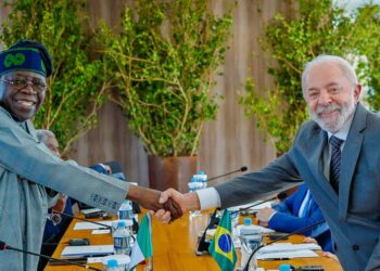 O presidente da Nigéria, Bola Tinubu, visita o Brasil nos dias 25 e 26 de agosto a convite de Lula. A agenda inclui reuniões no Planalto, Congresso, STF e Fórum Empresarial Nigéria-Brasil.