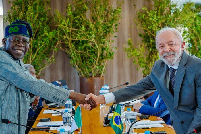 O presidente da Nigéria, Bola Tinubu, visita o Brasil nos dias 25 e 26 de agosto a convite de Lula. A agenda inclui reuniões no Planalto, Congresso, STF e Fórum Empresarial Nigéria-Brasil.