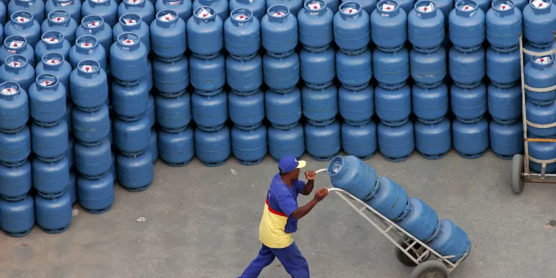 Petrobras anuncia volta ao mercado de distribuição de gás liquefeito de petróleo (GLP), encerrado em 2020 com venda da Liquigás. Governo federal busca controlar alta do preço do botijão.