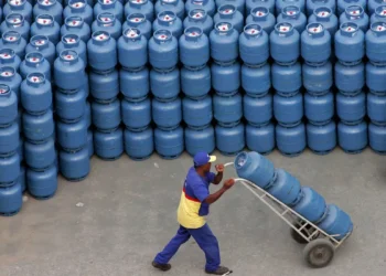 Petrobras anuncia volta ao mercado de distribuição de gás liquefeito de petróleo (GLP), encerrado em 2020 com venda da Liquigás. Governo federal busca controlar alta do preço do botijão.