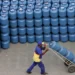 Petrobras anuncia volta ao mercado de distribuição de gás liquefeito de petróleo (GLP), encerrado em 2020 com venda da Liquigás. Governo federal busca controlar alta do preço do botijão.