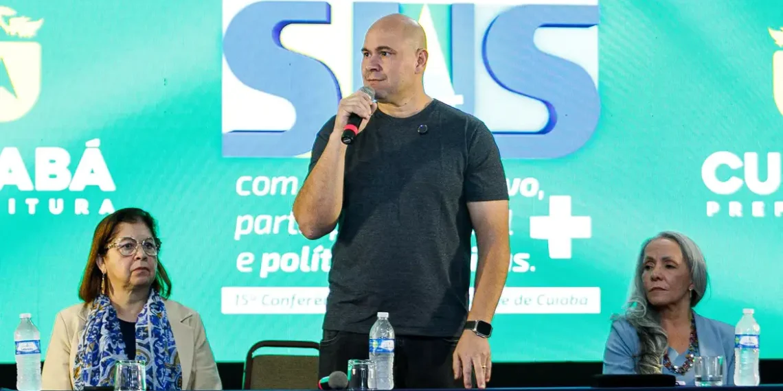 Entidades de defesa dos direitos humanos condenam atitude do prefeito Abilio Brunini contra a professora Maria Inês Barbosa, após uso de pronomes neutros em conferência de saúde. Atos são classificados como misóginos, racistas e antidemocráticos.