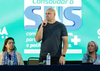 Entidades de defesa dos direitos humanos condenam atitude do prefeito Abilio Brunini contra a professora Maria Inês Barbosa, após uso de pronomes neutros em conferência de saúde. Atos são classificados como misóginos, racistas e antidemocráticos.