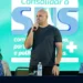 Entidades de defesa dos direitos humanos condenam atitude do prefeito Abilio Brunini contra a professora Maria Inês Barbosa, após uso de pronomes neutros em conferência de saúde. Atos são classificados como misóginos, racistas e antidemocráticos.