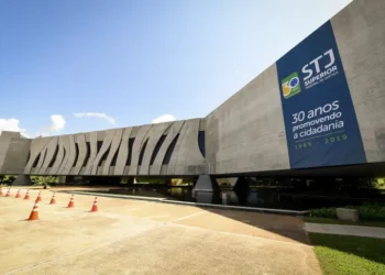 O STJ autorizou a retomada das obras do complexo Maraey, em Maricá (RJ). O projeto de 840 hectares inclui hotéis, campo de golfe, shopping e heliporto, após anos de disputa entre o Inea, prefeitura e MPRJ.