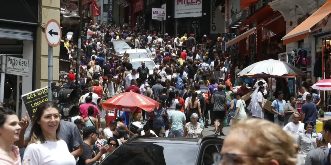 Inadimplência sobe para 22,1% em São Paulo em julho, maior nível desde abril de 2024, aponta FecomercioSP. Dívidas com cartão lideram ranking.