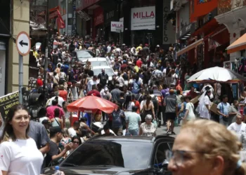 Inadimplência sobe para 22,1% em São Paulo em julho, maior nível desde abril de 2024, aponta FecomercioSP. Dívidas com cartão lideram ranking.