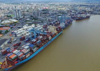 O Ministério de Portos e Aeroportos enviou ao TCU o processo de concessão do canal do Porto de Itajaí. A obra permitirá a recepção de navios de até 400 metros, reforçando a competitividade do Brasil no comércio internacional.