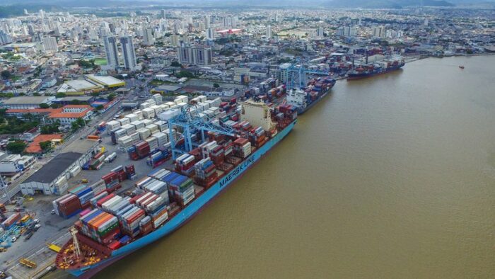 O Ministério de Portos e Aeroportos enviou ao TCU o processo de concessão do canal do Porto de Itajaí. A obra permitirá a recepção de navios de até 400 metros, reforçando a competitividade do Brasil no comércio internacional.