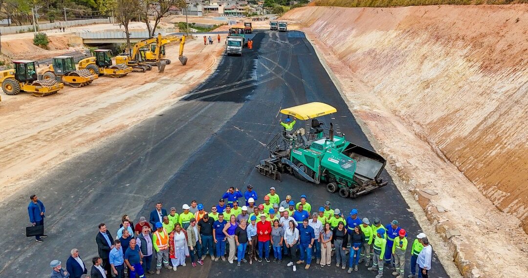 Lula anuncia R$ 9,78 bilhões em investimentos do Novo PAC 2025 para transporte público em 12 estados, incluindo metrôs, BRTs, VLTs, ônibus elétricos e expansão do metrô de BH até Contagem.
