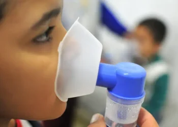 Fiocruz registra queda de SRAG por vírus sincicial e influenza no Brasil, mas alerta para aumento de rinovírus em crianças e de Covid-19 entre idosos no Amazonas, Paraíba, Ceará e Rio de Janeiro.