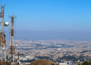 MCom e Anatel promovem 3º leilão reverso para expandir internet e telefonia móvel a áreas sem cobertura no Brasil. Projeto de R$ 250 milhões beneficiará regiões rurais e rodovias.