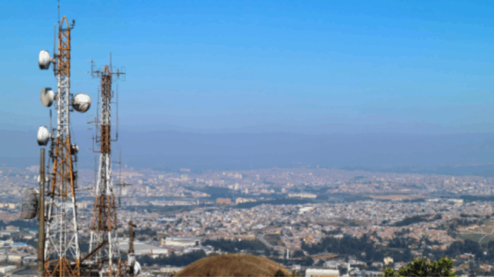 MCom e Anatel promovem 3º leilão reverso para expandir internet e telefonia móvel a áreas sem cobertura no Brasil. Projeto de R$ 250 milhões beneficiará regiões rurais e rodovias.