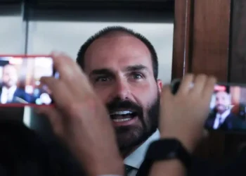 Ex-reitores e professores universitários protocolam pedido de cassação de Eduardo Bolsonaro por articulações internacionais contra o Brasil e o STF. Petição foi entregue à Câmara.