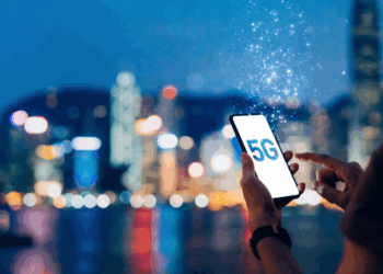 O Brasil supera meta de cobertura 5G, atingindo 63,61% do país, e acelera a transformação digital. Usuários de internet e satisfação com banda larga também apresentam crescimento.