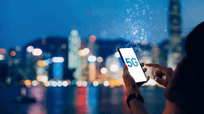 O Brasil supera meta de cobertura 5G, atingindo 63,61% do país, e acelera a transformação digital. Usuários de internet e satisfação com banda larga também apresentam crescimento.
