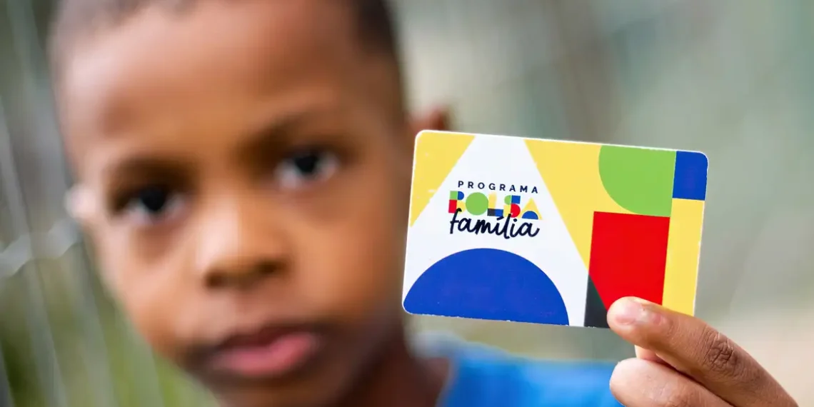 Caixa Econômica Federal paga nesta sexta-feira (22) a parcela de agosto do Bolsa Família e Auxílio Gás para beneficiários com NIS final 5. Valor médio do benefício sobe para R$ 671,54.