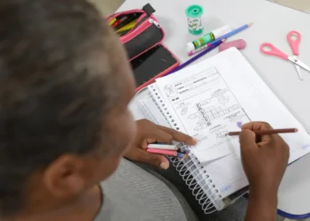 Pesquisa do INAF revela que jovens de 15 a 29 anos que estudam e trabalham têm melhor alfabetismo funcional. Apesar disso, avanços são lentos e insuficientes para o mercado de trabalho atual.