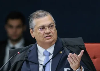 Ministro do STF, Flávio Dino, manda PF investigar R$ 694 milhões em emendas parlamentares sem plano de trabalho. Medida inclui auditoria da CGU e novas regras para transferências de recursos.