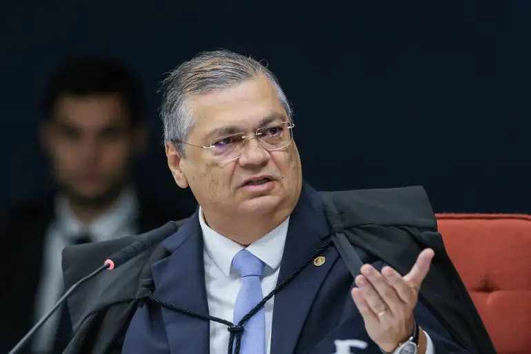 Ministro do STF, Flávio Dino, manda PF investigar R$ 694 milhões em emendas parlamentares sem plano de trabalho. Medida inclui auditoria da CGU e novas regras para transferências de recursos.