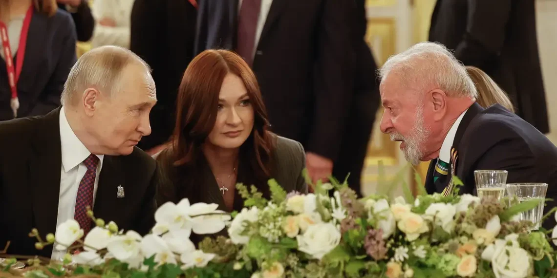 Vladimir Putin ligou para Lula nesta segunda-feira (18) e relatou que sua reunião com Donald Trump, no Alasca, foi positiva. Conversa tratou de negociações pela paz na Ucrânia e do papel do Brasil no Grupo de Amigos da Paz.