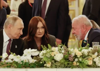 Vladimir Putin ligou para Lula nesta segunda-feira (18) e relatou que sua reunião com Donald Trump, no Alasca, foi positiva. Conversa tratou de negociações pela paz na Ucrânia e do papel do Brasil no Grupo de Amigos da Paz.