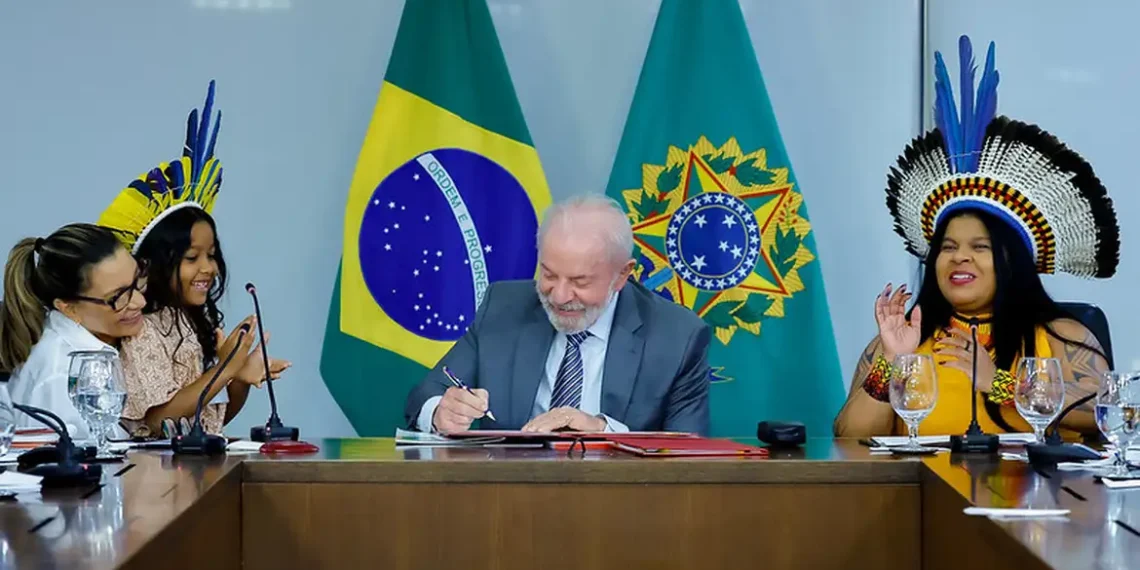 O presidente Lula homologou três terras indígenas no Ceará durante a 1ª Conferência Nacional das Mulheres Indígenas. Com o ato, sobe para 16 o número de homologações desde 2023, reforçando a política de demarcação de territórios tradicionais.