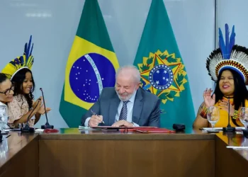 O presidente Lula homologou três terras indígenas no Ceará durante a 1ª Conferência Nacional das Mulheres Indígenas. Com o ato, sobe para 16 o número de homologações desde 2023, reforçando a política de demarcação de territórios tradicionais.