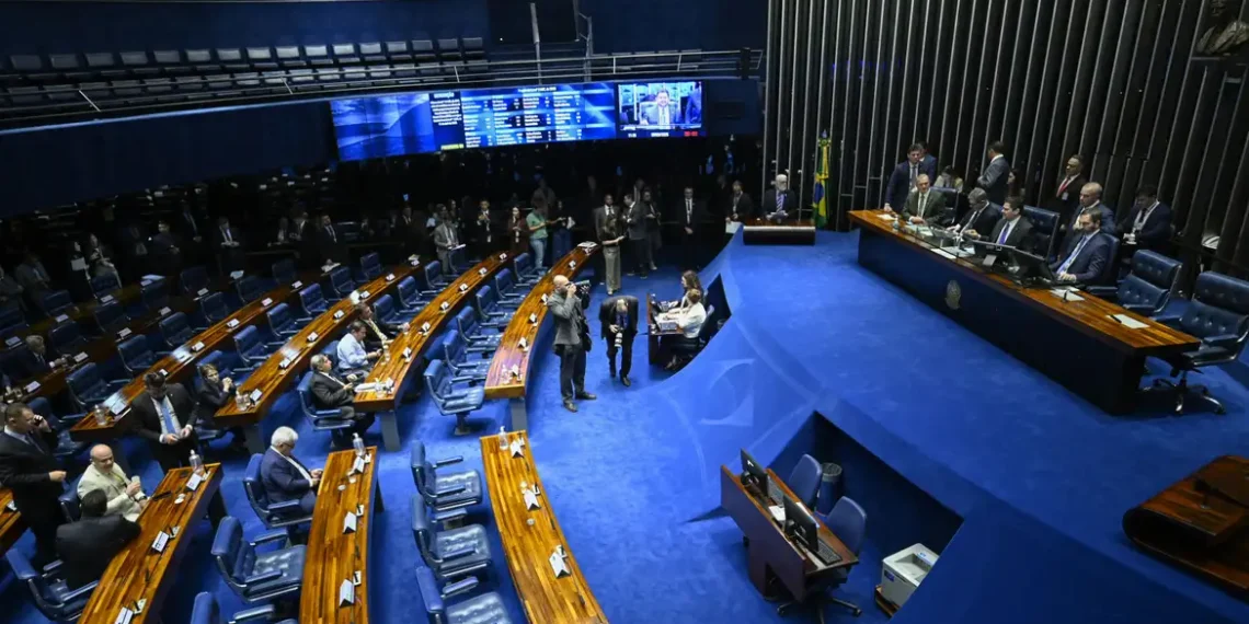 Senado aprova isenção de IR para quem ganha até R$ 3.036. Medida vale a partir de maio de 2025 e segue para sanção presidencial.