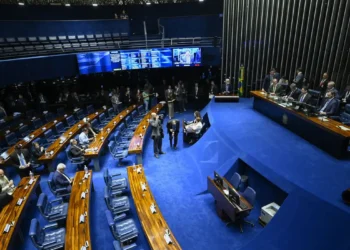 Senado aprova isenção de IR para quem ganha até R$ 3.036. Medida vale a partir de maio de 2025 e segue para sanção presidencial.