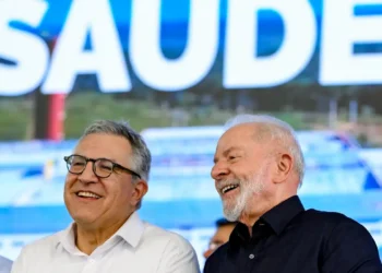 Em Pernambuco, Lula condena bloqueio dos EUA a Cuba, defende o programa Mais Médicos e inaugura nova planta da Hemobrás para fortalecer a produção nacional de medicamentos essenciais ao SUS.