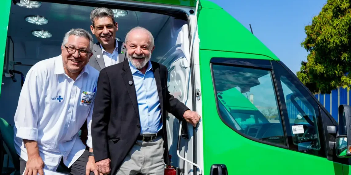 O presidente Lula entrega 400 Unidades Odontológicas Móveis para o Brasil Sorridente, reforçando atendimento odontológico no SUS e alcançando populações em situação de vulnerabilidade social.