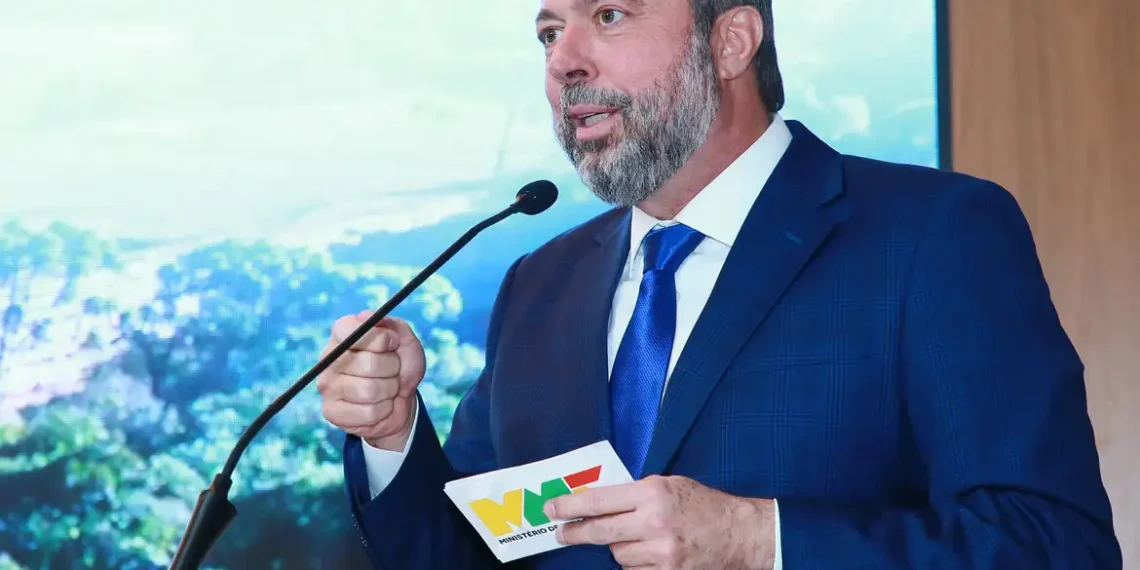 O Brasil retomou investimentos em hidrelétricas com leilão de PCHs e avalia construir uma nova usina binacional com a Bolívia, no Rio Madeira, segundo o ministro Alexandre Silveira.